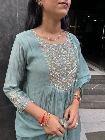 Chaand Embroidered Kurta Pant Dupatta Set