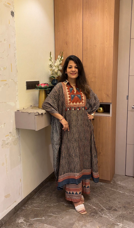 Kaftan Set embroidered with stripe and bold prints